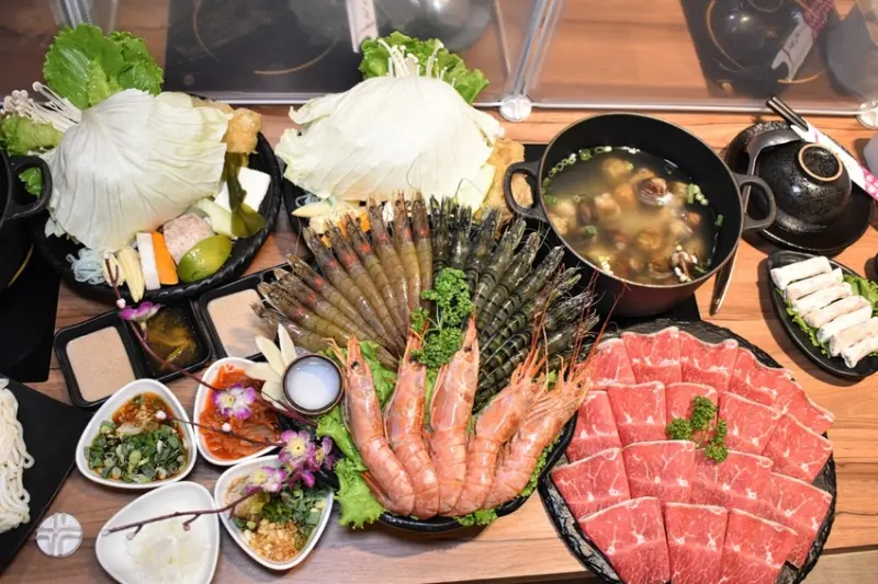 捷運淡水線竹圍站美食。＃鰭川四季鍋物。敲碗激推，來店消費，主餐免費續盤（份量一模一樣）