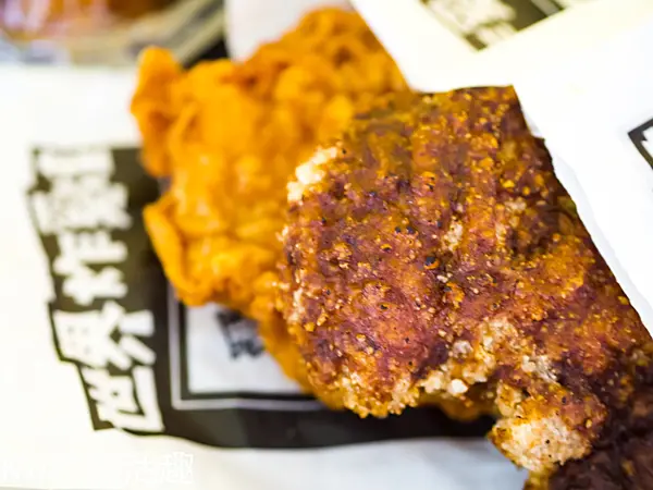 【2021汐止炸雞推薦】惡魔島世界炸雞汐止店。雞排加炸物加飲料130元，炸雞桶五種口味一次滿足！最新菜單