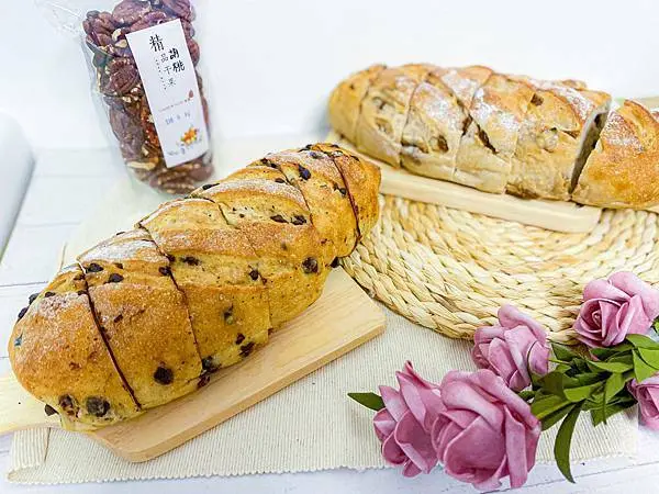 (台北士林站)貝克窯日式柴燒麵包 士林捷運站陽明山美食天母窯烤麵包推薦 道地法國麵包窯高溫出爐!每顆麵包沉甸甸真材實料 晚來就吃不到了!每天麵包品項不同滿滿訂單