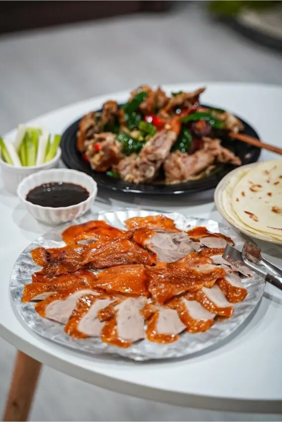 | 高雄美食 |一定要預訂的人氣烤鴨/蔥蒜大火快炒的鴨骨超香超對味/真好味烤鴨