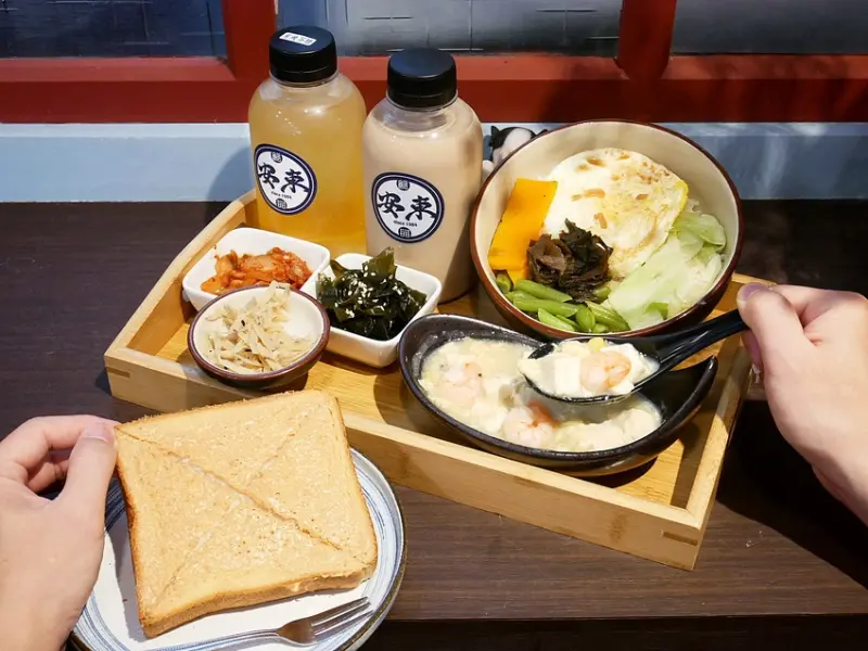 台中柳川文青小店，不只是餐廳更是藝廊，人氣肉桂捲太晚來可是吃不到的喔-安東玩食