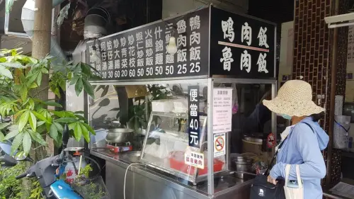 嘉義文化路銅板價鴨肉飯-來成北平烤鴨旁