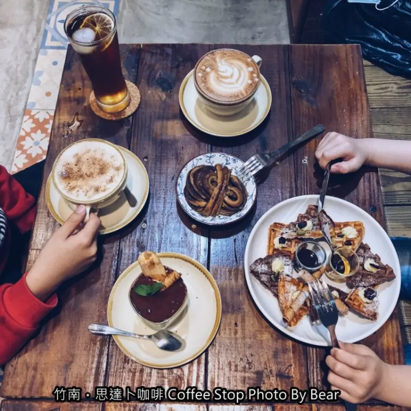 【竹南】「五榖宮旁巷弄內的不限時老宅咖啡．思達卜咖啡STOP CAFE（手作甜點/背包客民宿/？）」