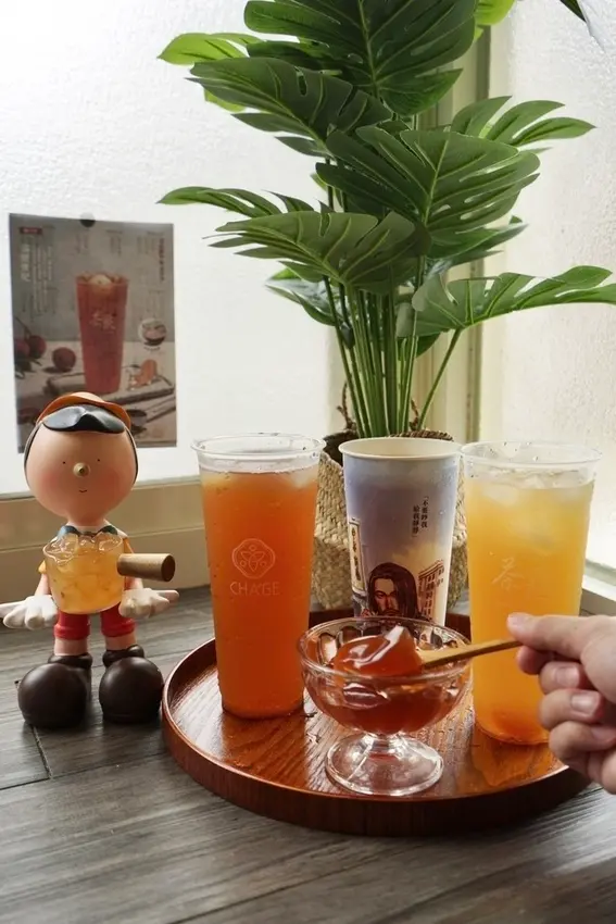 茶聚 - 榮獲食品界米其林的沐蘭奶茶 ! 結合果肉與茶凍的創新飲品，台灣原創漫畫家聯名推出，新北永和美食推薦、飲品推薦