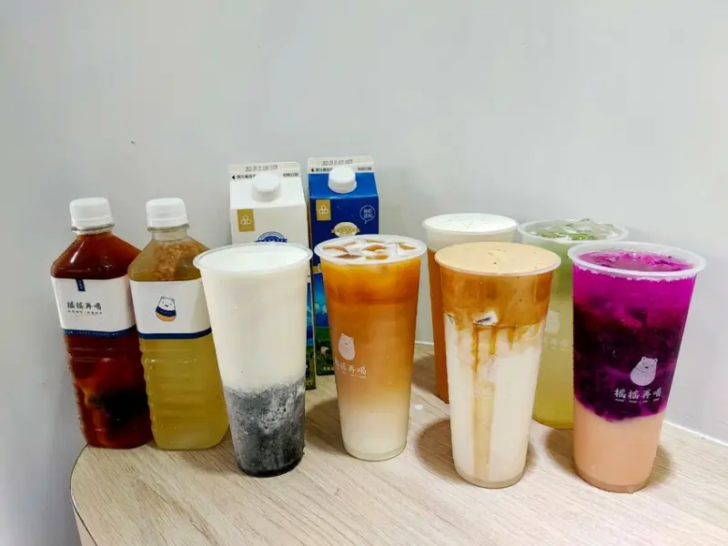 手搖飲料店裡面也有400次咖啡，還有超好喝的柚子氣泡飲，現在還有特定飲品買一送一