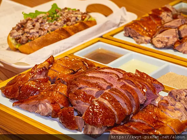 【善化美食】八方緣櫻桃烤鴨庄。櫻桃烤鴨潛艇堡現省20元，南科下午茶首選，爆量軟嫩多汁鴨肉，吃一個超過癮！