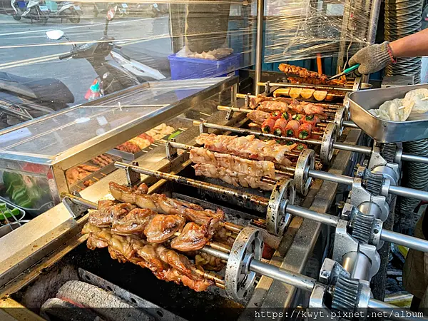 【台南新市區串燒】嚇嚇叫燒烤。週六限定，自製醬料獨特風味燒烤，一周只賣5小時！附嚇嚇叫燒烤菜單