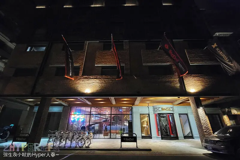 紅點文旅最新餐9館品牌，金屬質感冷調裝潢以花藝造景點綴超唯美，菜色有創意讓人耳目一新~