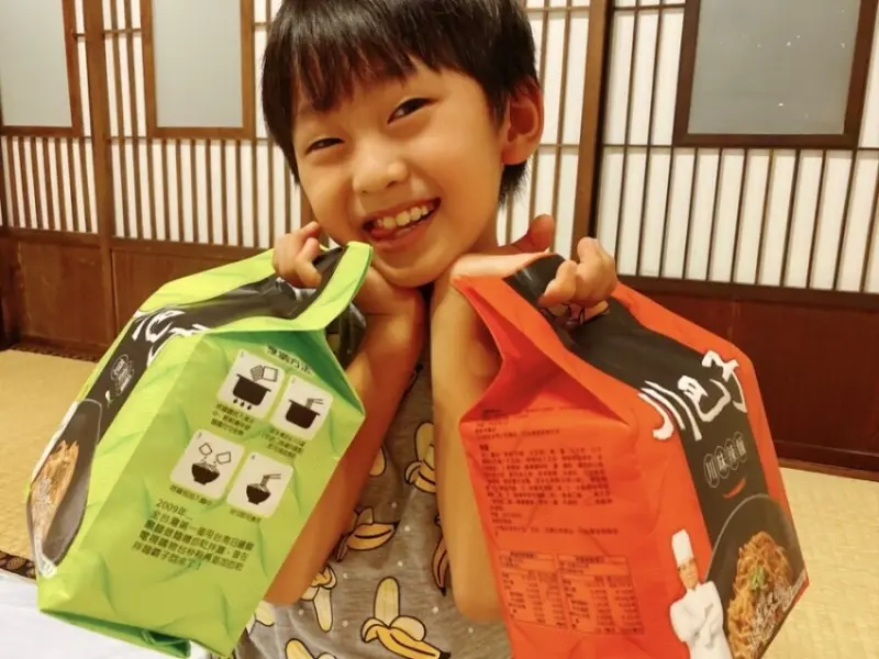 肚子餓免出門的宅配美食開箱~「華師傅」川巴子乾拌麵 蔥油拌麵 v.s 川味辣麵