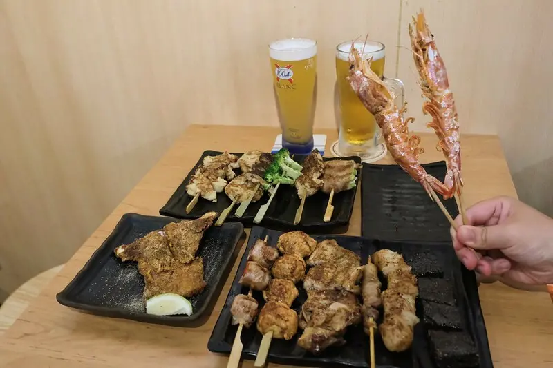 【台北居酒屋推薦】柒息地串燒居酒屋(長春店)，平價串燒搭配特製秘醬超唰嘴，秘醬燒百頁豆腐、飛魚卵香腸配啤酒超滿足，下班聚餐小酌就來這！