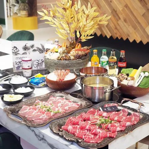 高雄火鍋【花花世界鍋物 左營旗艦店】很必點、推到爆的壹〇參蝦皇！｜左營必吃｜龍蝦 海鮮 和牛｜人氣 高檔 火鍋｜宵夜