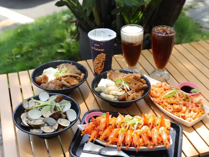 這家超浮誇的海鮮鍋燒店首次推出牛肉飯系列！滿滿牛三寶搭配台南經典肉燥飯，吃到飽的豪華享受。