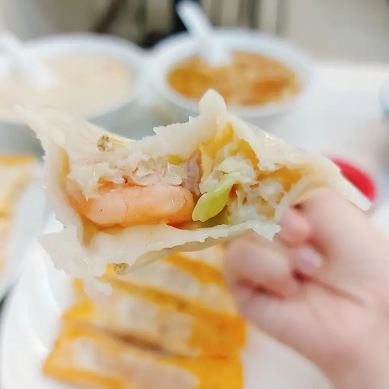 【四海飄香水餃鍋貼專賣店】中壢高cp美食!銅板價就能吃飽飽~一整隻蝦包進水餃、超大碗滷肉飯!20年手工水餃超佛心老闆~