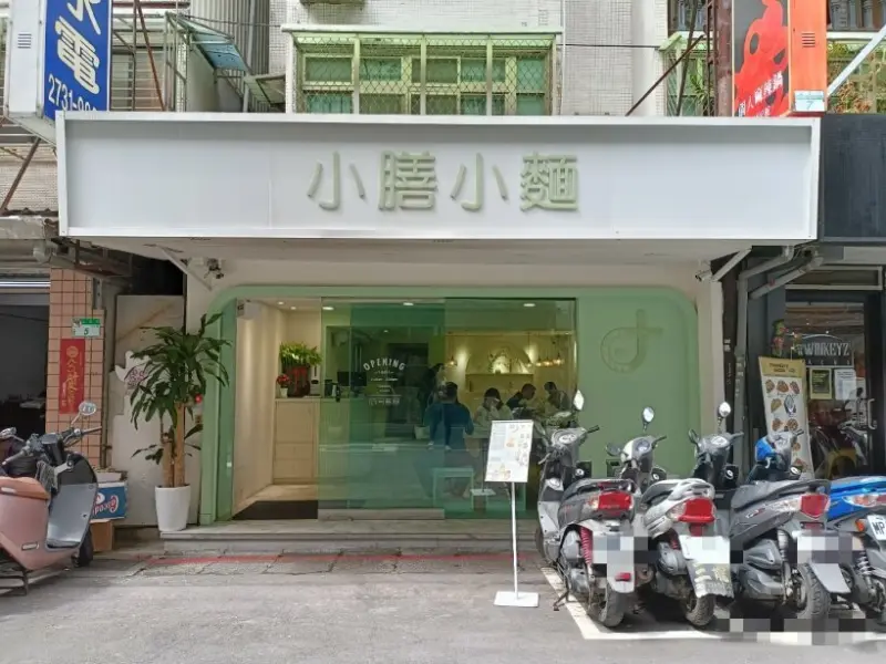 小膳小麵-網紅文青麵食館!首推蟹黃麵，吃的到整隻軟殼蟹和滿滿的蟹肉醬!