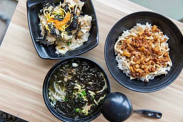 中壢華勛興仁美食-阿娘味麵飯館，招牌辣醬乾麵必點！鮮蝦餛飩滋味也非常鮮美～別忘了還有很臭又很好吃的麻辣臭豆腐喔！