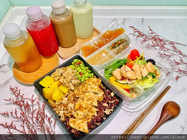 【高雄健康便當/餐盒/沙拉推薦】IN沙拉優格低GI總店。外食族救星！輕調味豐富營養餐盒，搭配赤藻糖飲品！附菜單