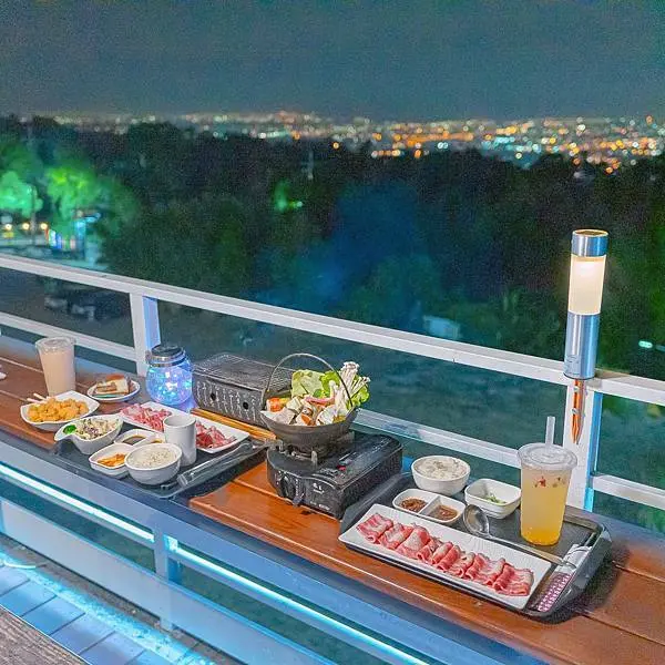 這間餐廳很浮誇！邊吃火鍋、燒肉也能邊看夜景，台中沙鹿必吃的景觀餐廳 | 【台中 沙鹿區】星星複合式夜景餐廳