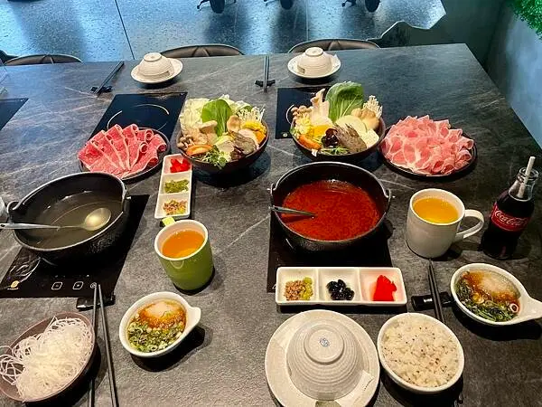 台北南港-菜盤都給蝦，好拍好吃個人涮涮鍋-鍋吉拉精緻鍋物