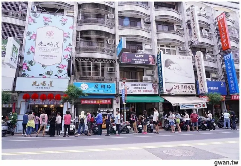 這間茶飲有夠狂！颱風天新開幕人潮排過好幾間店面 - 吃關關