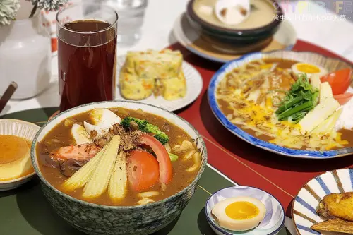 日式小清新人氣咖哩店，價格平價料理實在，咖哩漢堡排與湯烏龍麵都份量十足！
