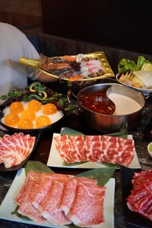 【台北美食】心心麻辣鍋 - 高級和牛、豐富海鮮吃到飽麻辣火鍋，生日就送浮誇七龍珠盤，必加點泡澡小熊牛奶鍋，西門町火鍋推薦