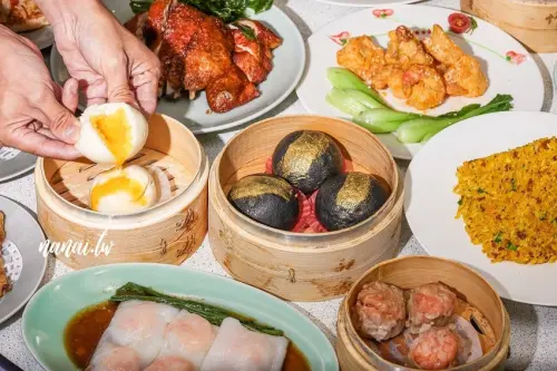 高cp值又平價！港式飲茶這樣吃，流沙包像岩熔般噴發，入口小心燙阿～私房菜必點當紅脆皮雞、招牌鎮江骨