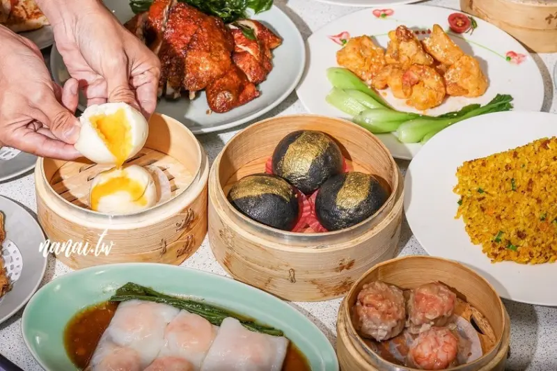 高cp值又平價！港式飲茶這樣吃，流沙包像岩熔般噴發，入口小心燙阿～私房菜必點當紅脆皮雞、招牌鎮江骨