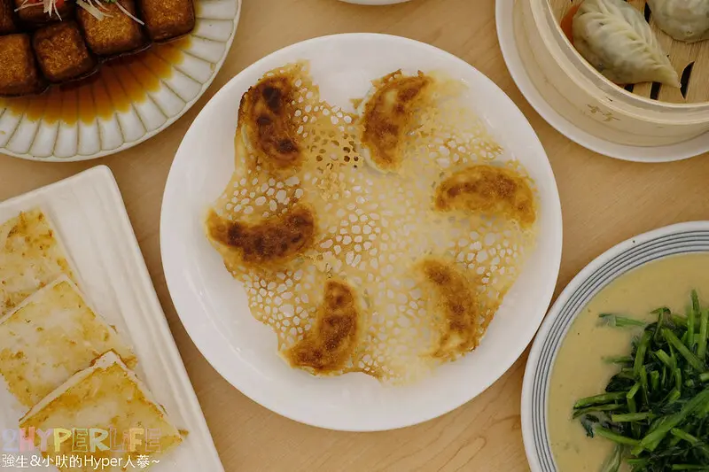 經過公益路上最新純白簡約建築以為是咖啡館，沒想到是素食餐廳！不葷主義各種港點和江浙川菜口味不油膩也好吃～