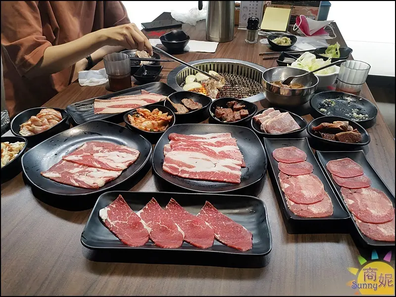 炭火燒肉工房。台中燒肉吃到飽不分平假日599元爽嗑60種肉品海鮮熟食小菜還免服務費－商妮吃喝遊樂