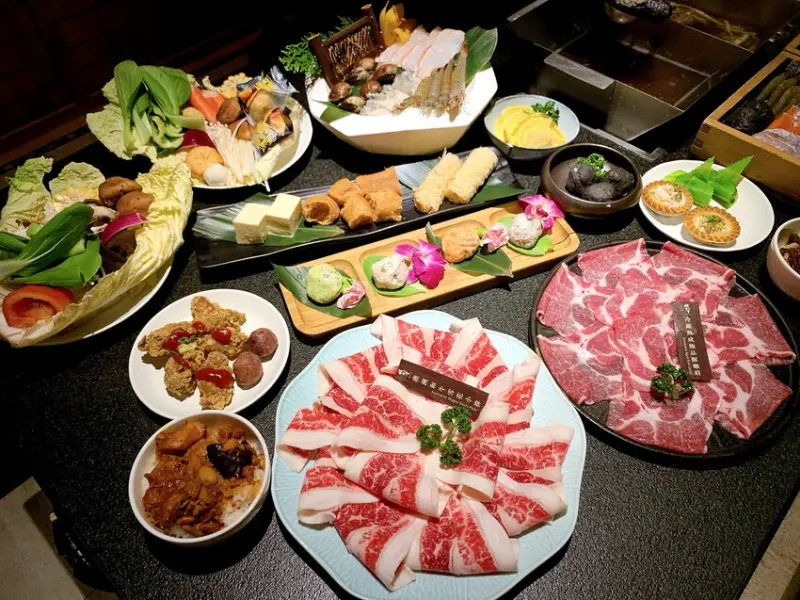 台中浮誇系餐廳超大間超氣派，20多種火鍋自助吧吃到飽超豐盛，專人服務剝蝦超享受!