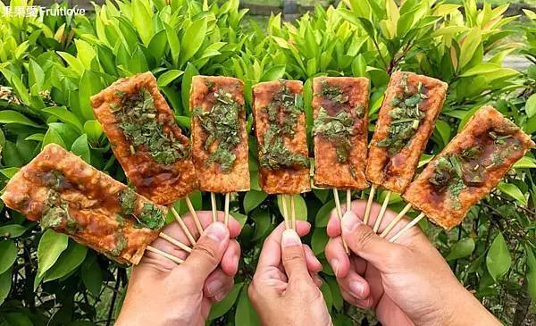 獨特的醬料混搭  台中大里燒烤豆腐一支15 七支 100   竹子坑在地人