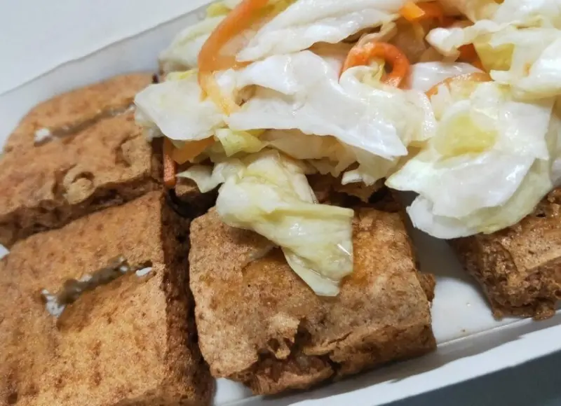 三重食記｜港式脆皮臭豆腐:  甘甜梅子泡菜配上外酥內多汁的酥炸臭豆腐