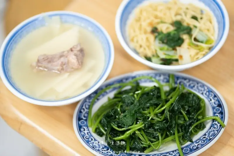 【阿美小吃店】在地人才知道，免百元吃超飽，板橋火車站高鐵站周邊銅板美食推薦│菜單