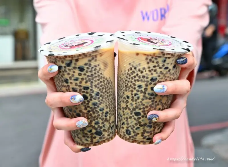 郭姐茶坊｜什麼！黑糖珍珠鮮奶只要10元！整杯料多到不行，老闆娘很有個性～