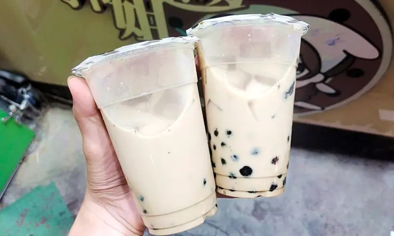 從台南上來的超人氣黑糖珍珠鮮奶，人氣品項一次可以品嘗到珍珠和仙草料很足