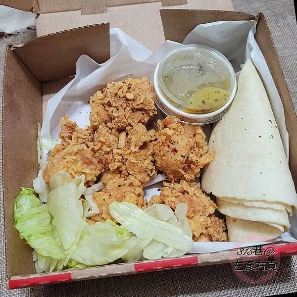 肯德基新品『綠咖哩無骨脆雞自捲餅』再來份『香草紙包雞』搭『雞米花甜筒』今晚。就簡單吃吃囉｜肯德基KFC台南崇明店