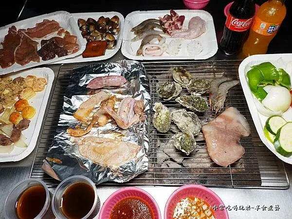 小琉球美食/BBQ吃到飽推薦【小琉球龜龜燒烤】牡蠣蛤仔蝦子爽爽吃!免費卡拉oK/肉類海鮮蔬菜食材選擇多/還有熟食炸物吧與黑糖煉乳刨冰/飲品及可愛陸龜喔(詳細食記+消費方式)