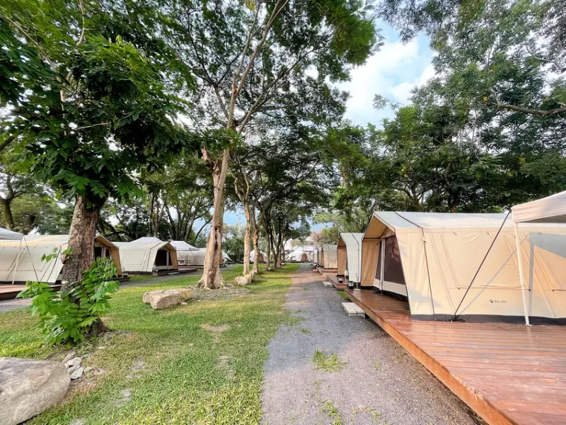 南投埔里最新懶人豪華免裝備露營，緣溪行森林營地，1人1500元冷氣床墊帳篷一泊三食，寵物友善旅遊景點/親子泳池沙坑/住宿水管屋