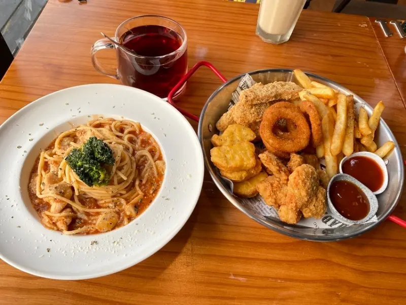 【桃園平鎮-聚柴Gdog寵物友善餐廳】店狗雙柴.有草坪圍欄可跑跑.餐點好吃便宜