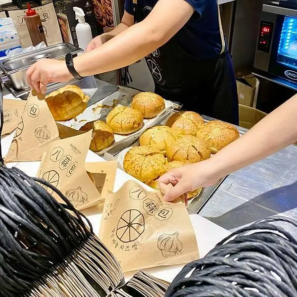 高雄人氣甜點店人氣商品‧濃郁蒜香飄進各大百貨商場‧香酥麵包與蒜味乳酪迷人組合