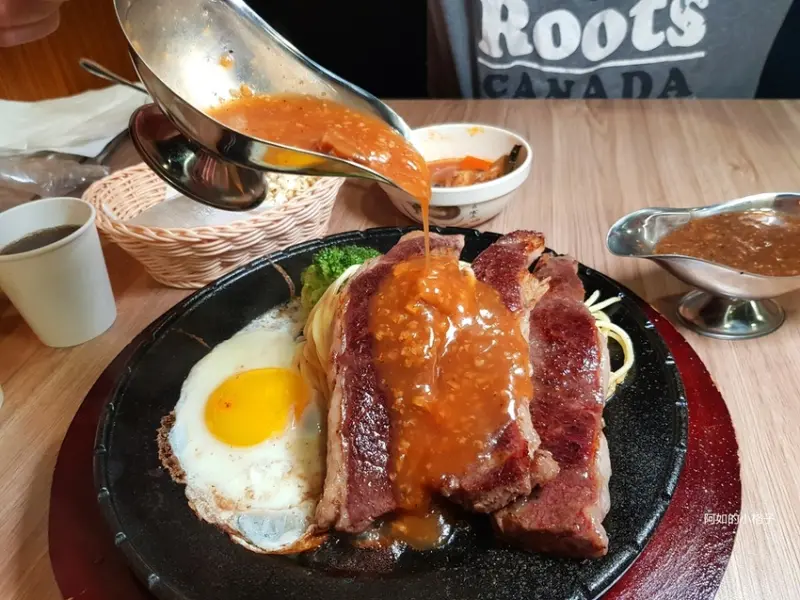 台北知名牛排連鎖店來高雄開店了 四人同行壽星免費 自助吧無限享用 人从众厚切牛排(鳳山文濱店)