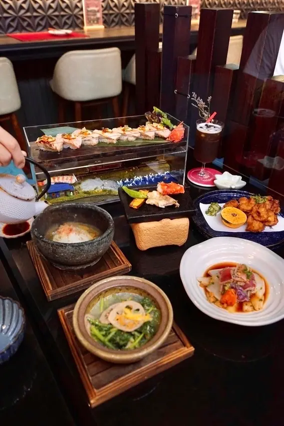 大車輪日料岩酒所 - 擺在袖珍世界上面的炙燒鮭魚握壽司、滋滋作響岩燒鱈場蟹石鍋泡飯，西門町50年老店全新品牌，台北中山區日式居酒屋推薦！