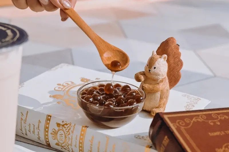 歐式風格手搖飲店，超綿密絲絨生乳只有這喝的到/外送優惠買十送一