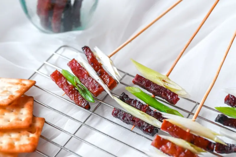 金門伴手禮肉乾，使用金門在地溫體肉品製作可追溯源頭，吃的安心，全家或大潤發都可以買到！