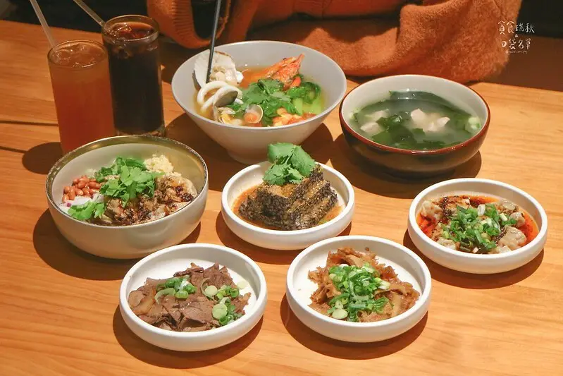 台中西區｜勤美商圈文青麵食專賣，香辣帶勁椒麻雞肉拌麵、酸辣泰式海鮮麵｜發愣吃VARMT (內有菜單)