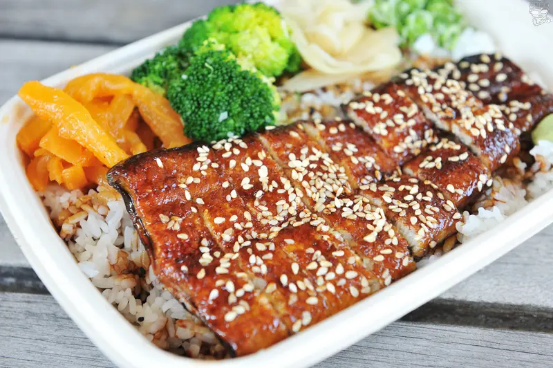 本 うなぎ丼｜精選白鰻現烤，特製醬汁更添香氣，買一份白鰻燒丼鮮味帶著走，打開便當羨煞旁人