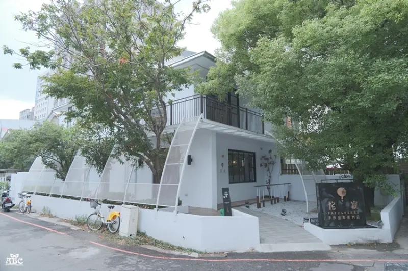 台中侘寂Patisserie|純白質感甜點店，吃一口填補生活中的不完美