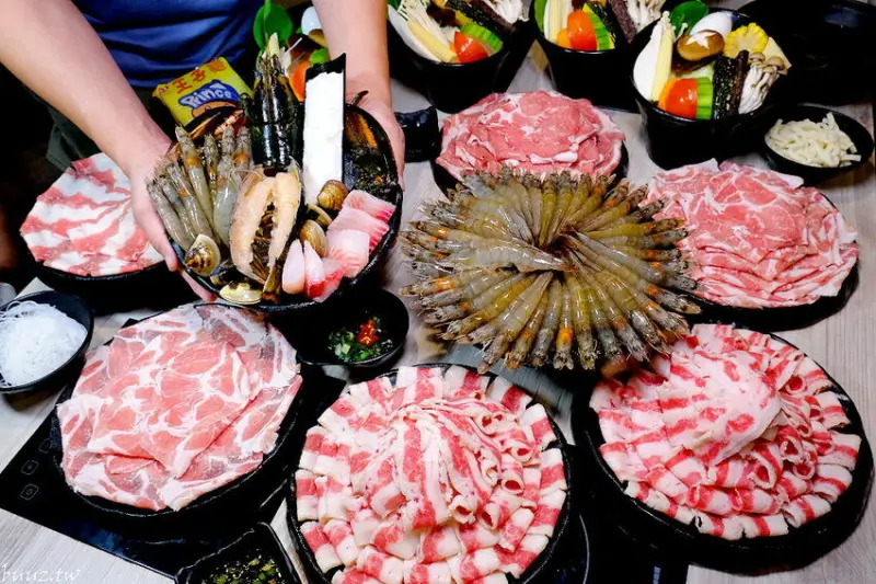 一百盎司的肉肉山+50隻白蝦！咪拉鍋物新開張88折優惠，肉肉控相約涮肉~