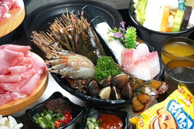台中美食｜咪拉鍋物 海陸龍蝦雙人套餐不用破千 google4.8 CP值超高人氣火鍋店