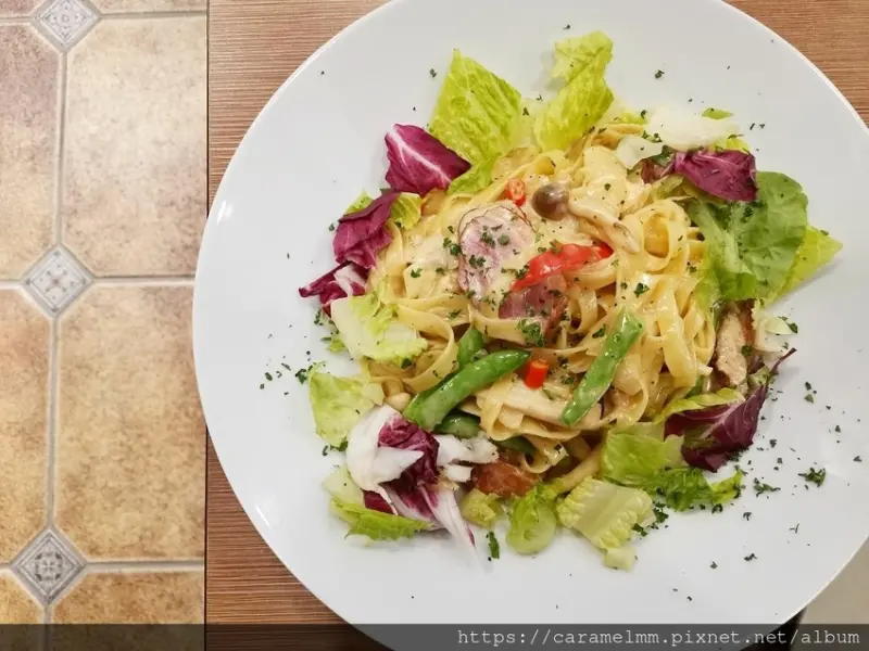 【新竹竹北】小島廚房 義式料理餐廳 義大利麵 手工披薩 沙拉 咖啡 甜點 竹北義式料理 竹北餐廳 縣三美食 近安興國小